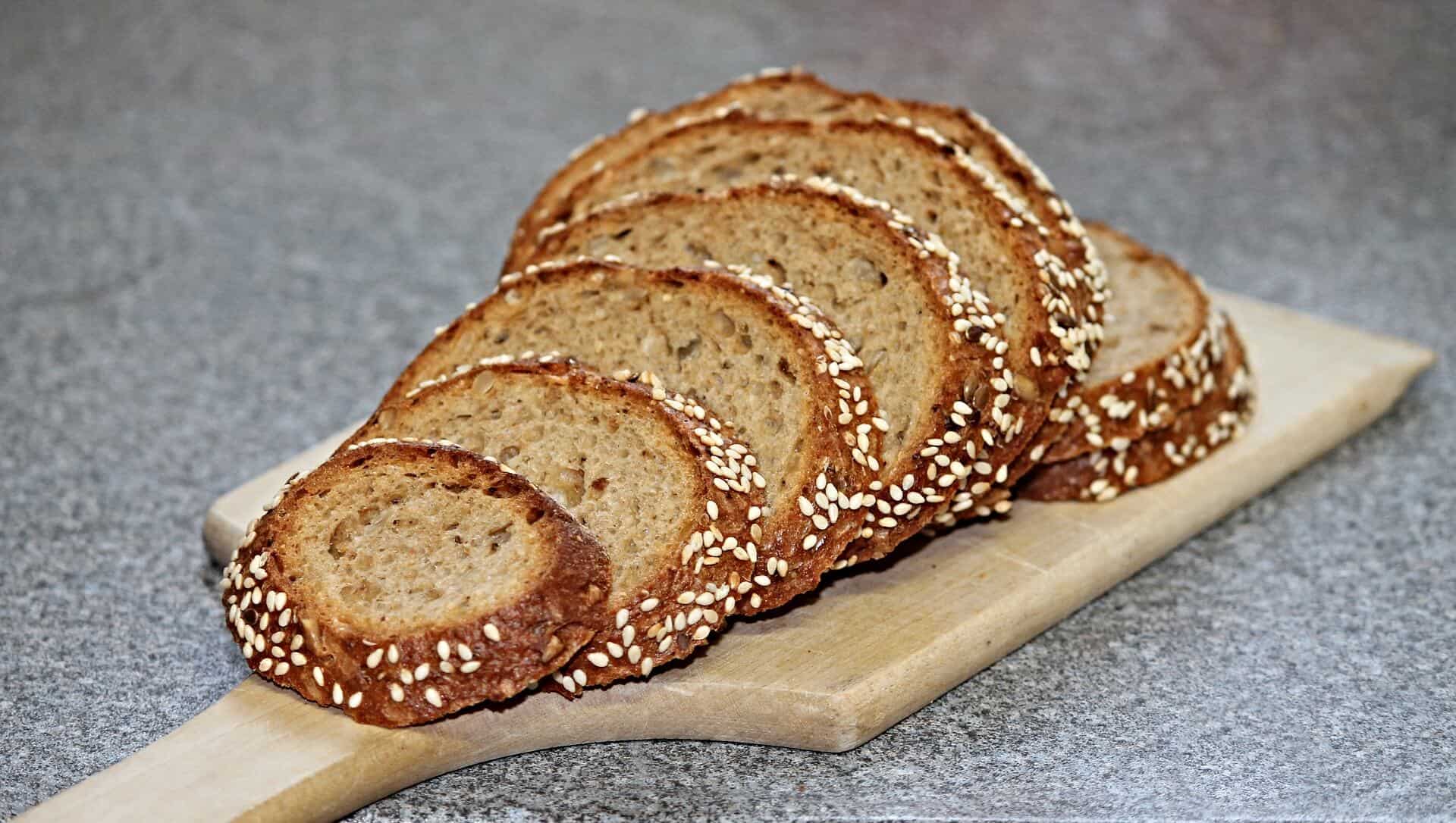 pan de centeno en tabla de madera