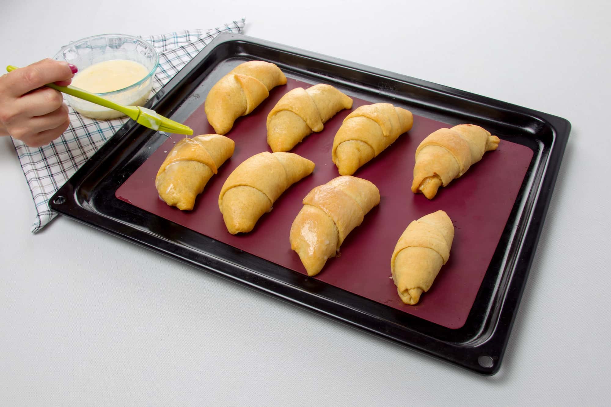 croissants paso 9 - barnizar