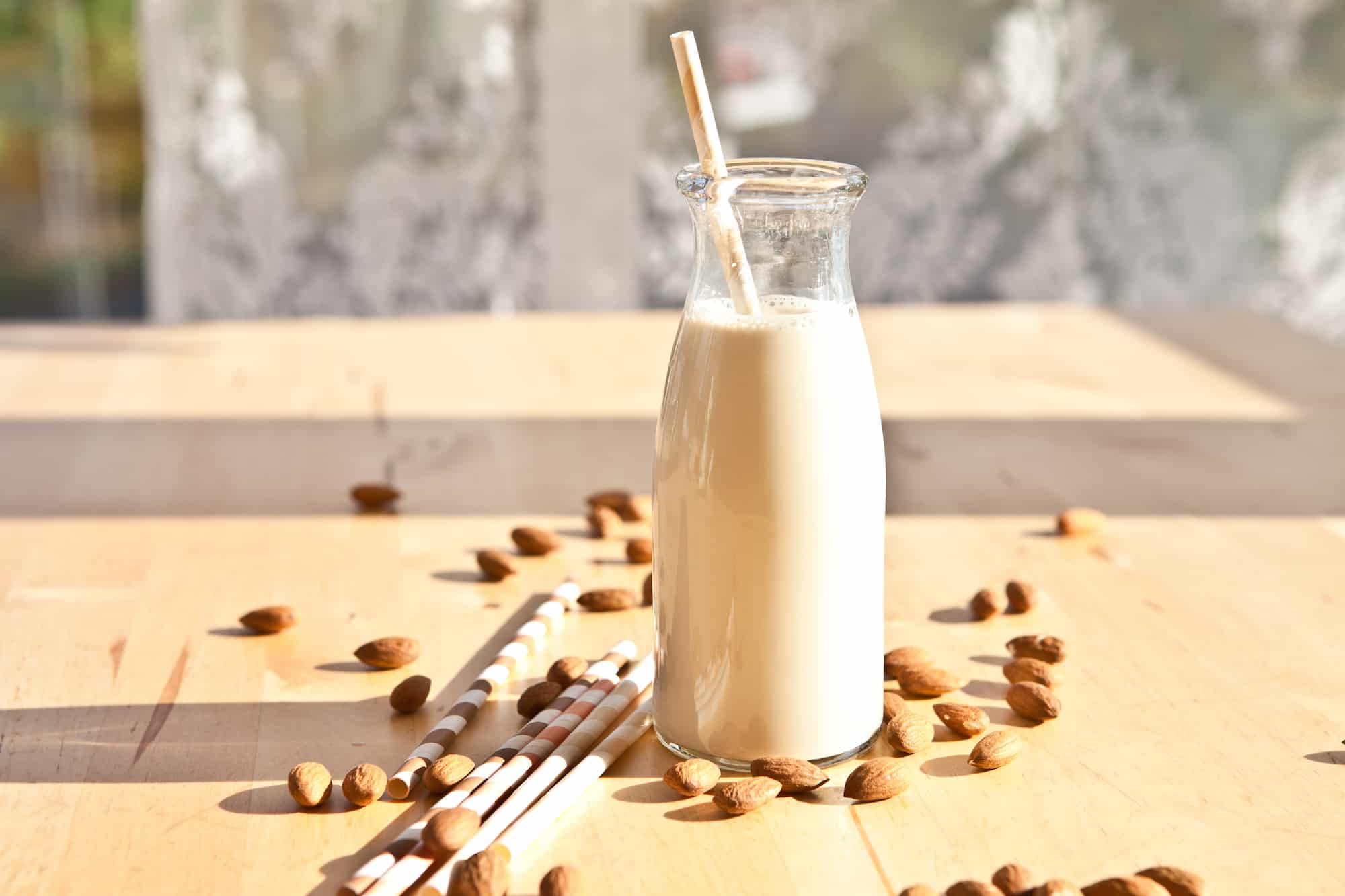  leche de almendras en mesa de madera