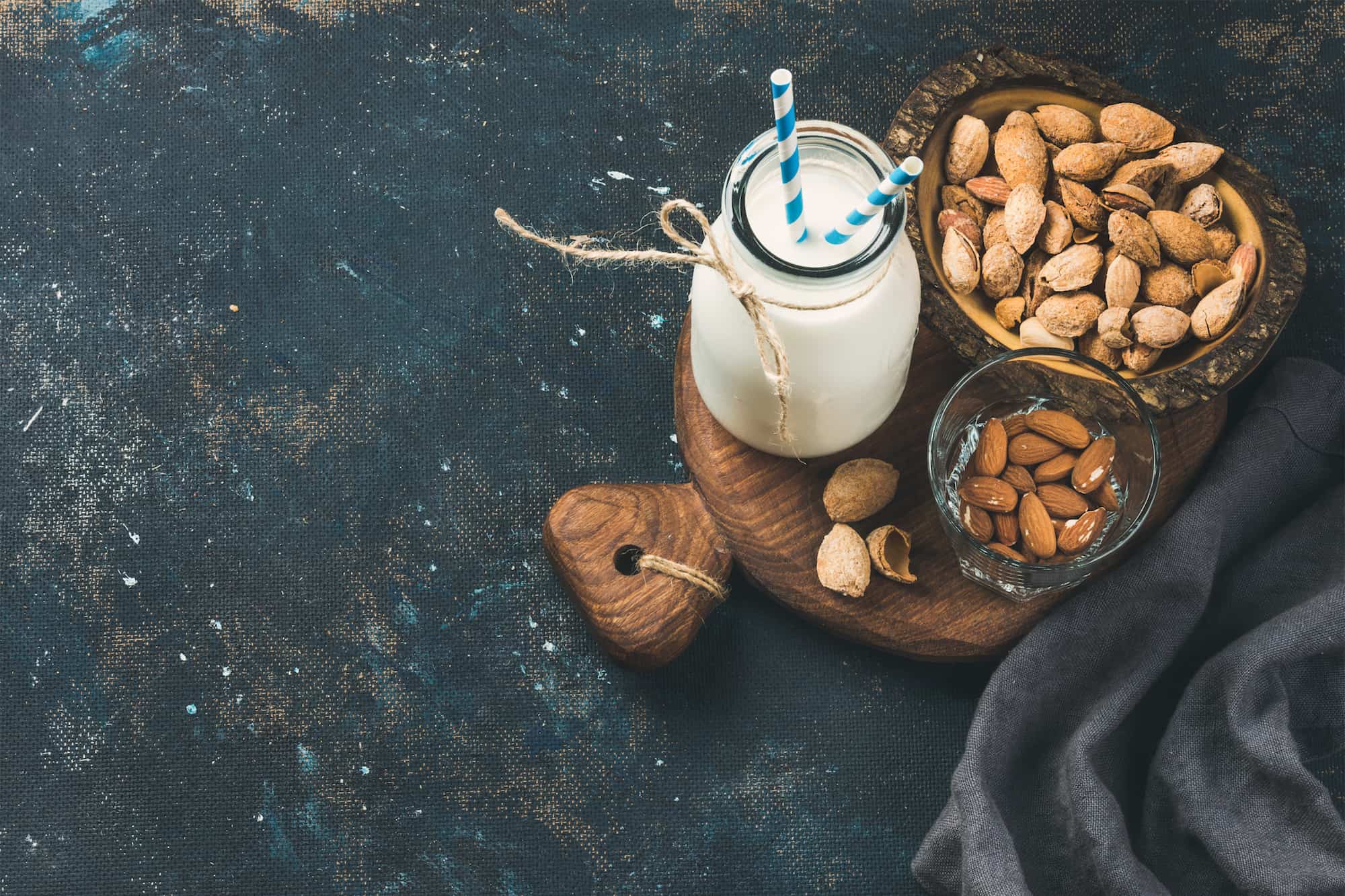 leche de almendras sobre tabla de madera