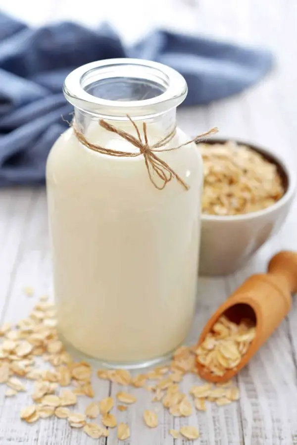 leche de avena en recipiente de vidrio