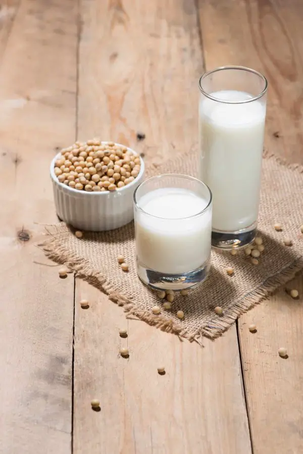 leche de soja en mesa de madera
