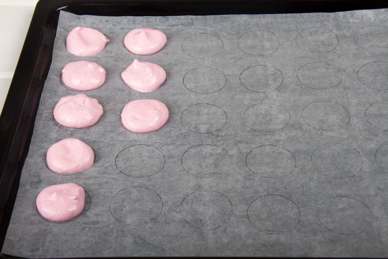 8- Colocar los macarons en la bandeja