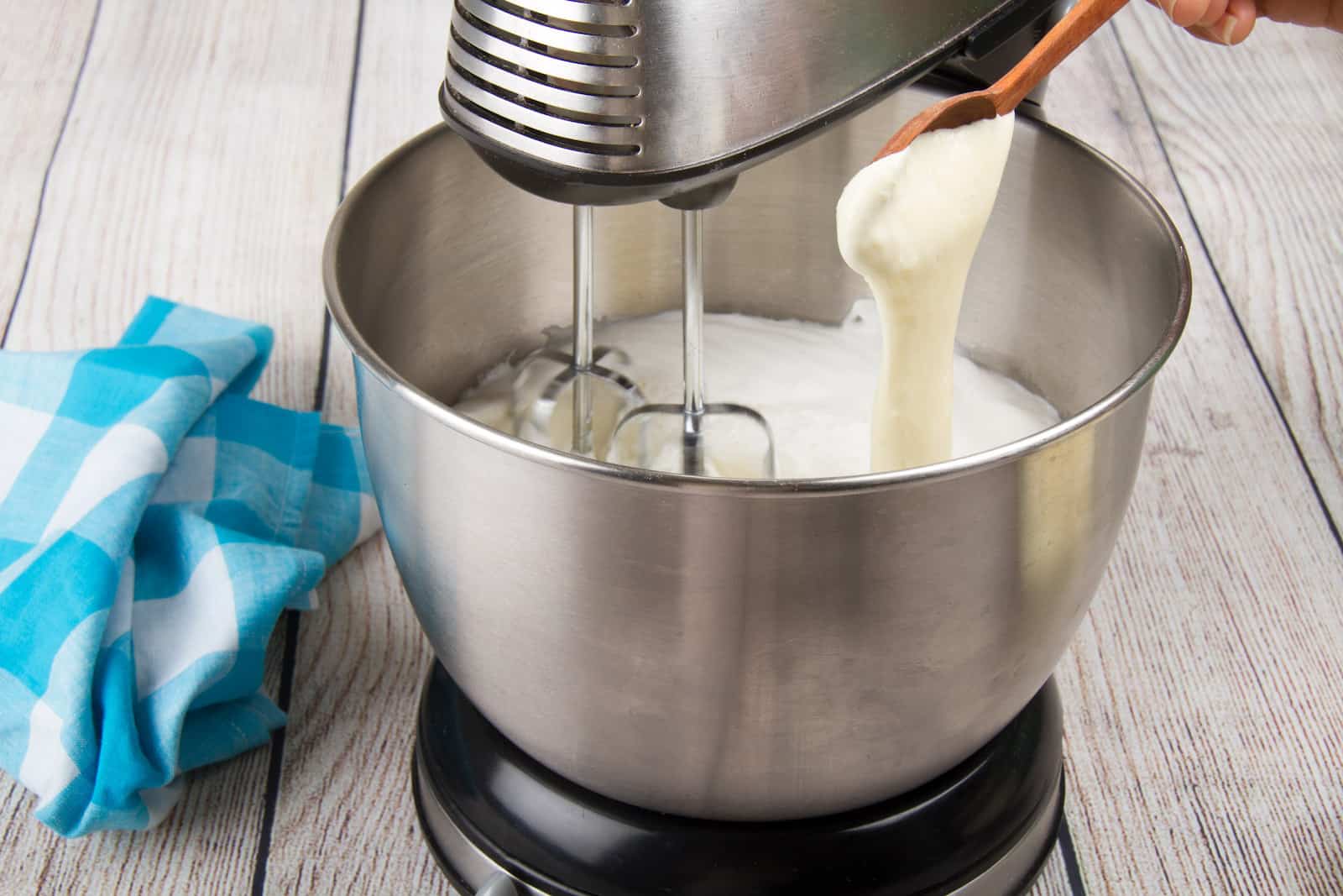 Paso 2: Agregar la crema de leche y el resto de los ingredientes