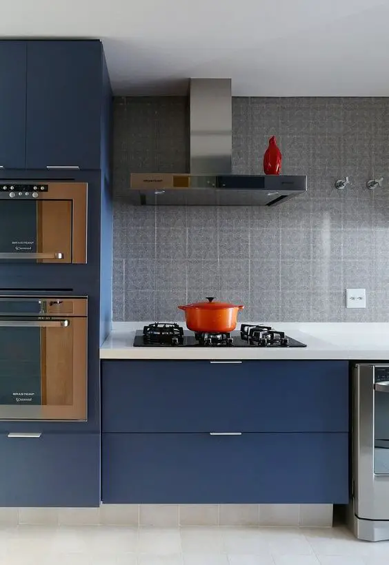 Una cocina moderna con gris y azul