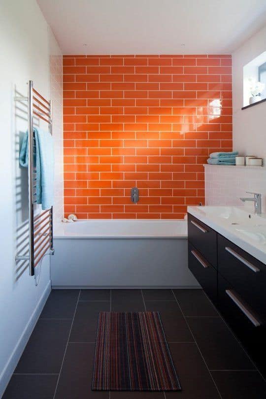 ¿Quieres un baño alegre y acogedor? El naranja es tu color