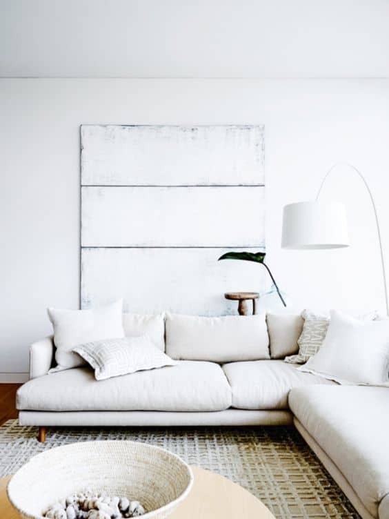 Crea un sofá minimalista todo en blanco