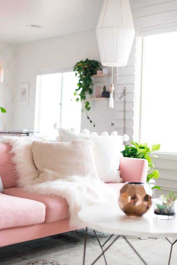 En rosa y blanco: un sofá romántico