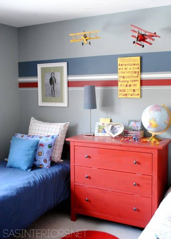 Una habitación con estilo en azul y rojo