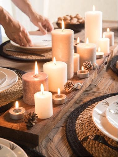 Una mesa iluminada con velas