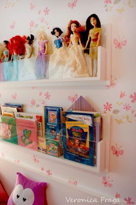 Elige estantes angostos para libros y juguetes