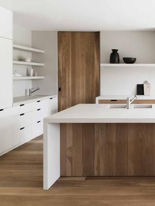 4-Una-cocina-con-madera-oscura