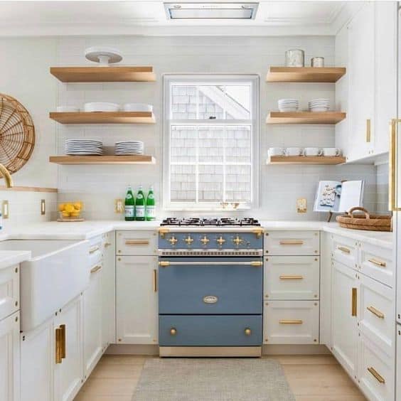 8-Una-cocina-blanca-con-detalles-en-madera-y-dorado