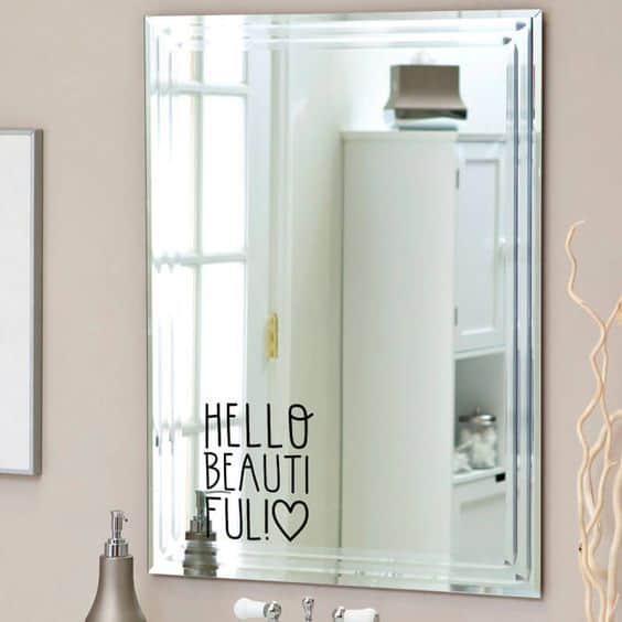3-Usa-un-vinilo-para-decorar-tu-espejo