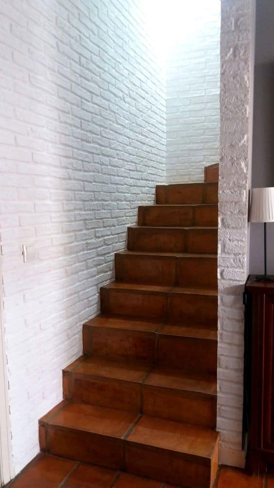 -Separa-la-zona-de-las-escaleras-con-revestimientos-para-pared